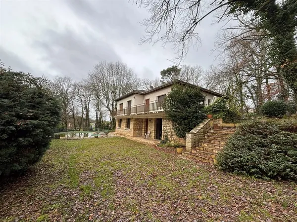 Maison avec piscine sur 7000 m² de terrain 