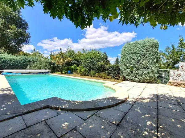 Villa de plain-pied avec piscine et grand jardin arboré 