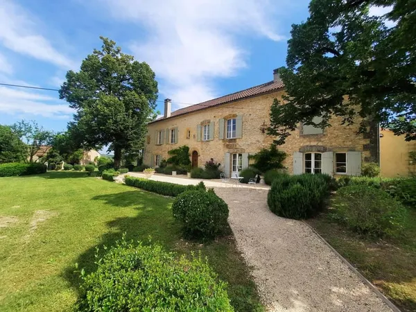 Magnifique domaine entouré de ses 40 hectares à proximité d'une bastide 