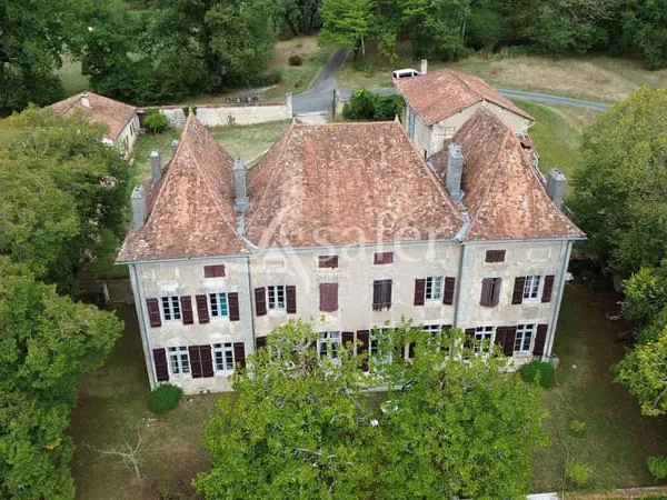 Maison de maître et gîtes sur 11ha en Périgord vert 