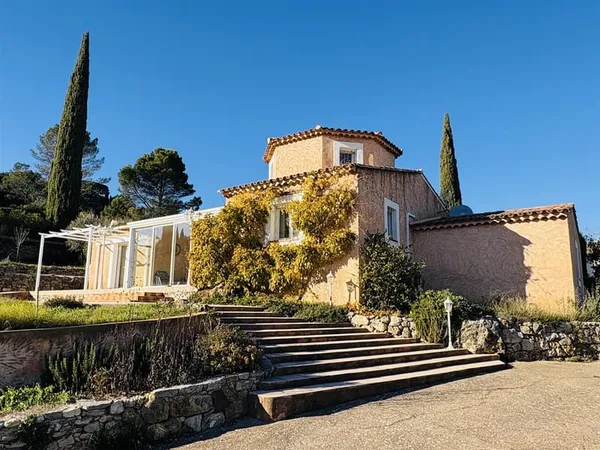 Villa en parfait état avec vue magnifique, à pied du village 