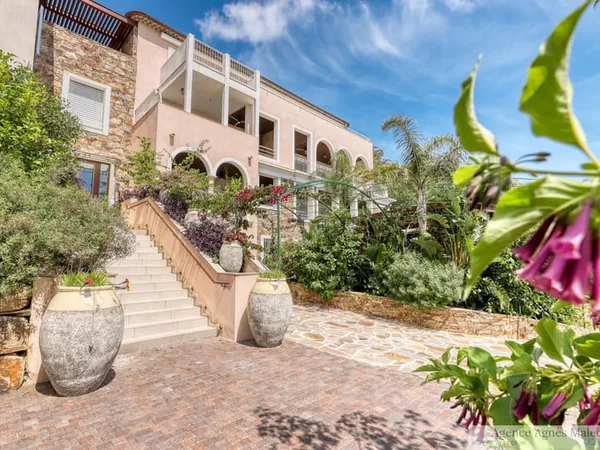 Très Grand Standing Pour Cette Villa Sur Le Toit Avec Splendide Vue Mer 
