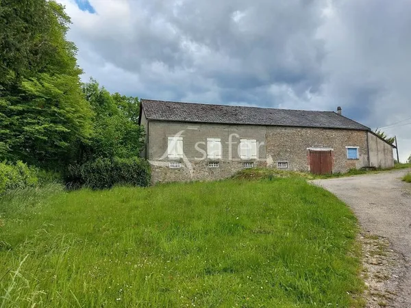 Ensemble bâti avec 7600 m² de terrain attenant 