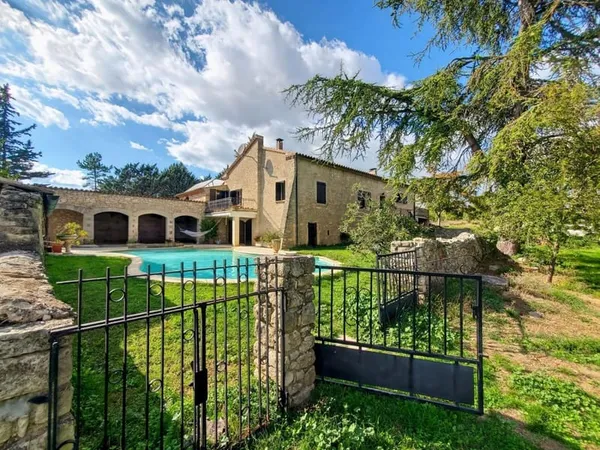 Proche Forcalquier, Propriété de 231 m² sur 20 hectares 
