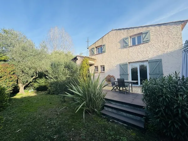 Villa familiale rénovée avec piscine dans un cadre verdoyant 