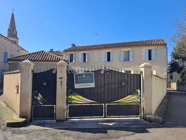 Belle Maison de Ville en Pierre Rénovée avec Jardin et Garages 