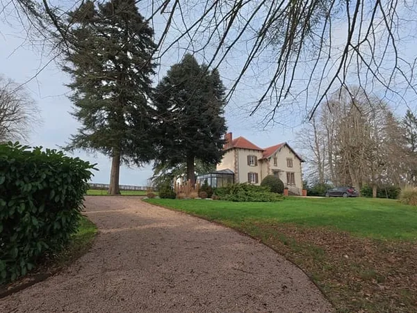 Maison de caractère dans joli parc arboré