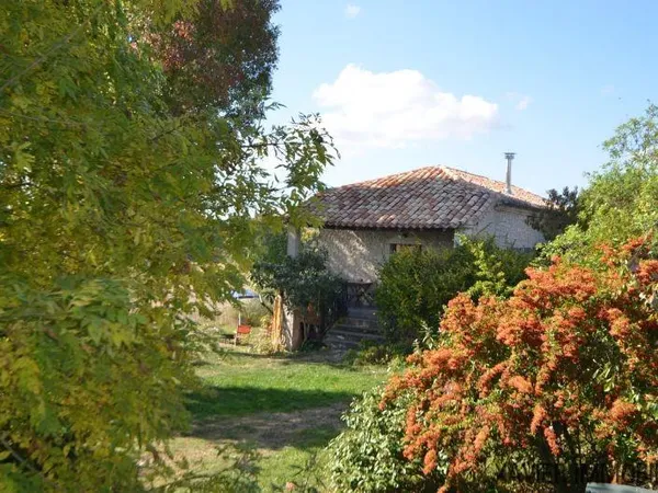 Ferme en pierre entièrement rénovée avec une maison d'amis indépendante et une grange, située 