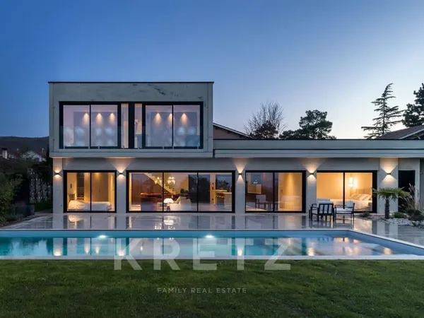 Villa d'architecte avec piscine et vue dégagée 