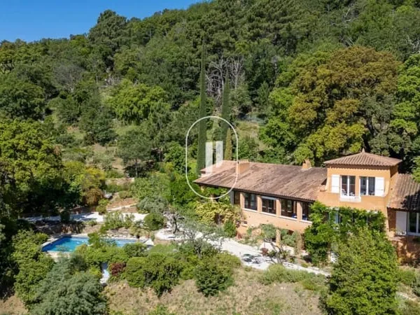 Vaste maison de famille en vente à La Garde Freinet 