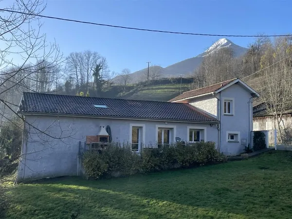 Impressionnante propriété entièrement rénovée au bord de la rivière 
