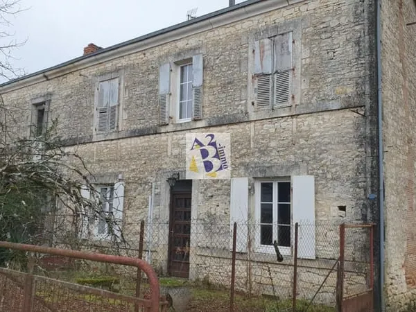 Champagne Mouton, maison à rénover, dépendances, jardin clos 