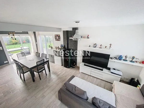 Maison contemporaine, 4 chambres, de 2015 avec vie de plain pied sur Mellac. 