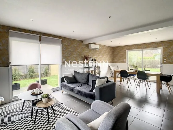 Contemporaine de 5 pièces, 4 chambres, au calme et à proximité immédiate des axes routiers. 