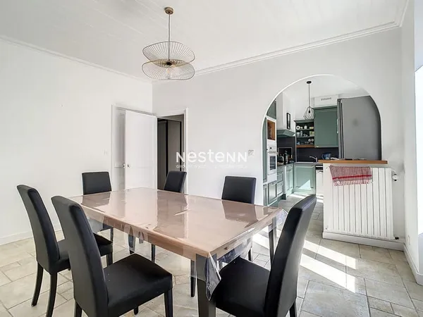 A 10 minutes des plages, rénovation récente pour cet appartement de 140m² à Quimperlé. 