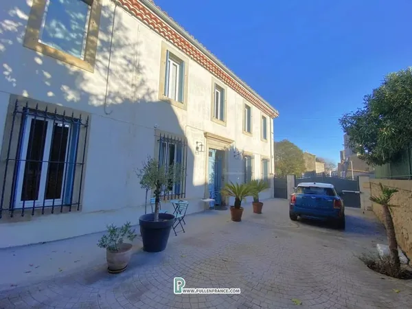 Superbe Maison de Maître avec 2 cours-jardins dans une ville animée des Corbières 
