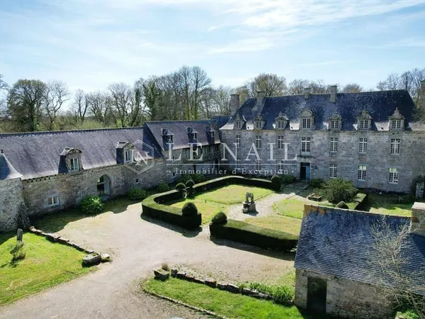 Dans un environnement verdoyant, un manoir avec un fort potentie 