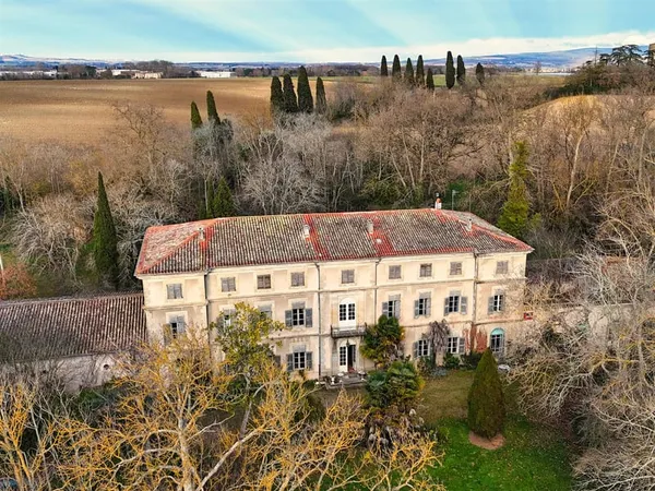 Château du XVIe siècle avec 5,7 ha le long du Canal du Midi 