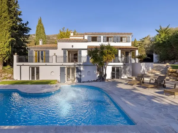Villa en parfait état, proche du village, entièrement rénovée 