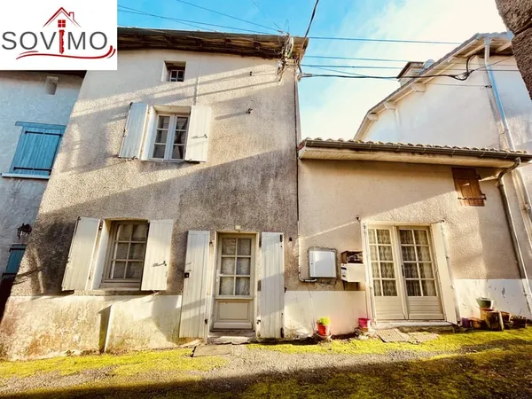 Dans Un Joli Village, Maison À Rafraichir Avec Jardin Et Garage Séparés 