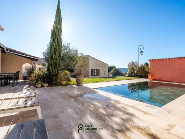 Maison contemporaine de plain-pied avec piscine et vue dégagée, au coeur de Saint-Maximin 