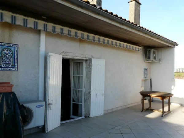 Maison dans hameau avec terrasse