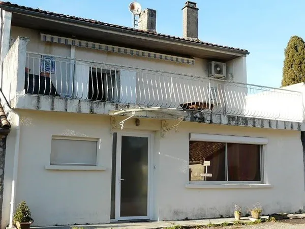 Maison dans hameau avec terrasse