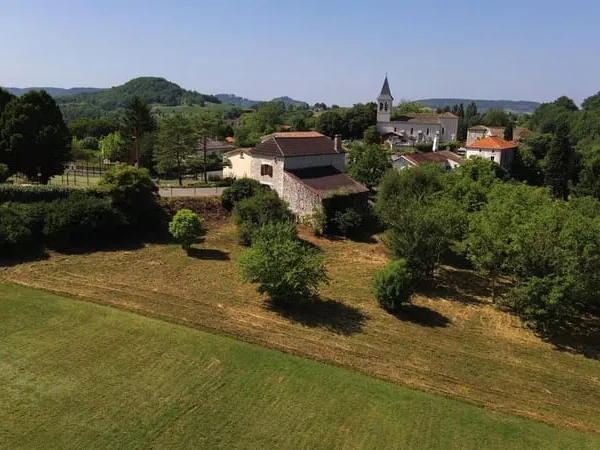 Montaigu De Quercy Maison en pierre au village avec 2 chambres, dépendants et 4033m2 de terrain 