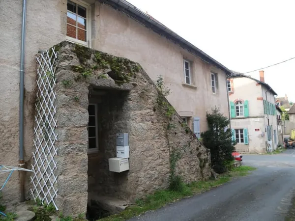 Maison de 245 m² composée de 4 logements en centre bourg 