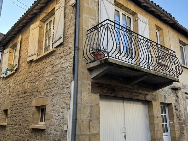 Maison de ville à Sarlat à 3 minutes à pied du centre historique 