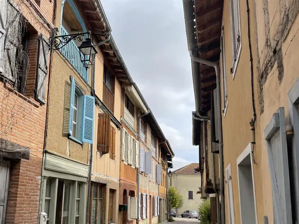 Maison de village renovée avec terrasse et balcon vue sur les toits de Simorre 