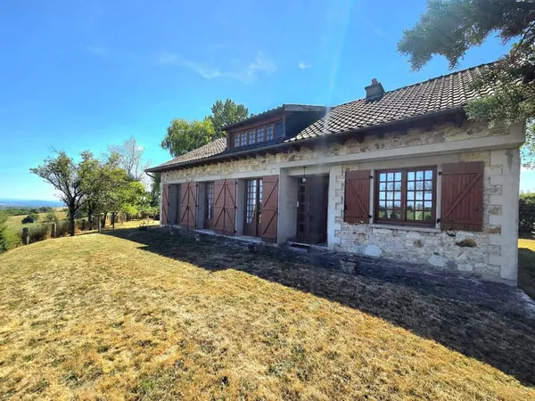 Maison en pierres et son atelier/garage en campagne avec vue dégagée 
