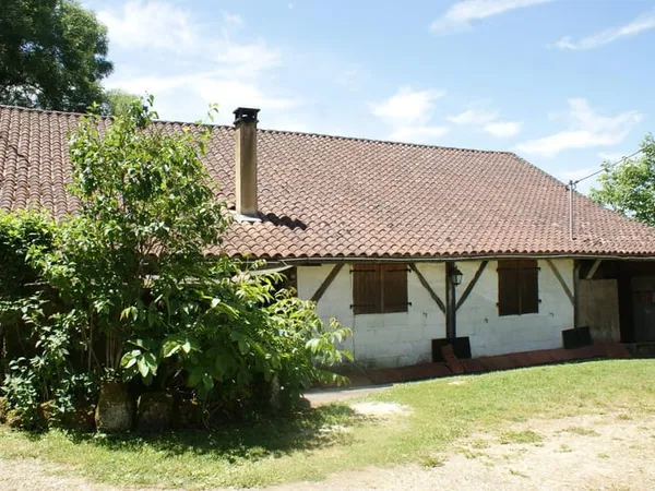 Ancienne ferme comprenant maison et dépendances sur 1.5 ha de terrain. 