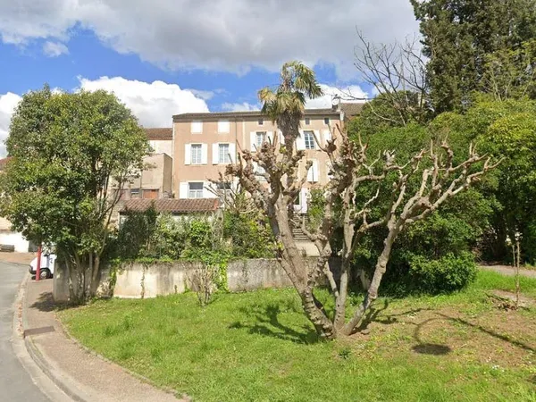 Fumel: Presbytere Sur 572 M² De Terrain Avec Garage, Abri Et Terrasse. 
