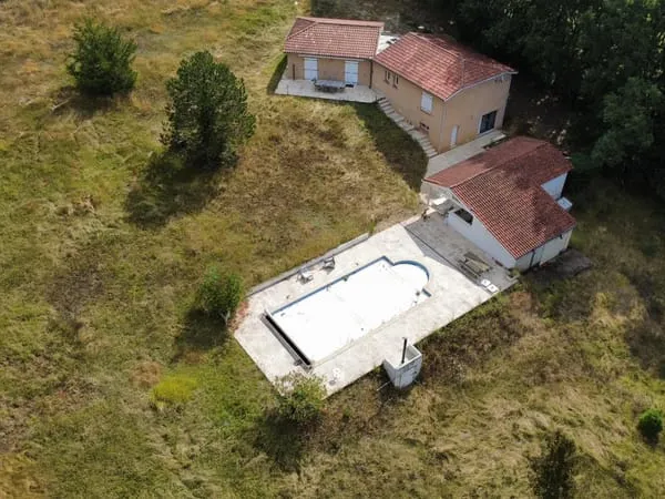 Maison Contemporaine Sur 7889 M² De Terrain Avec Piscine Et Dependance. 