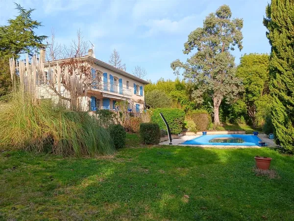 Villa, parc et piscine