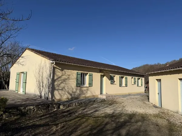 Maison de plain-pied avec 4 chambres, garages et dépendance camp 