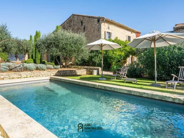 Propriété de charme de 250 m² avec piscine, dépendances et garage 