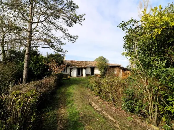 Situation Exceptionnelle face aux Pyrénées, Maison de Campagne sur terrain fleuri et arboré 