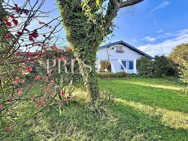 Maison à rénover avec jardin, à quelques minutes du centre de Biarritz 