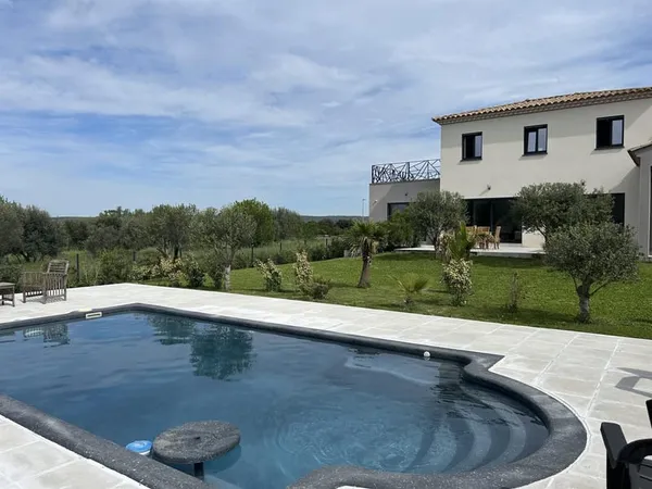 Uzès à pieds,villa sur beau terrain paysagé avec piscine. 
