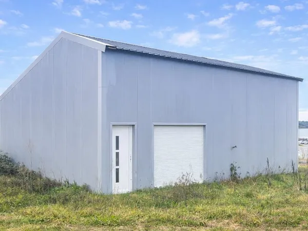 Bâtiment industriel avec revenus solaires
