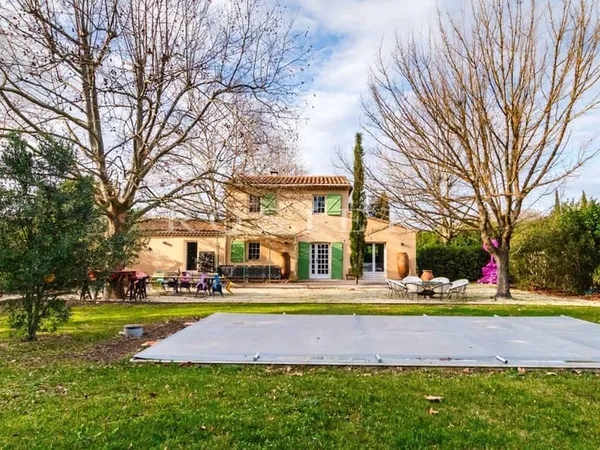 Isle sur la Sorgue : charmante villa avec piscine au calme, en bordure de ville 