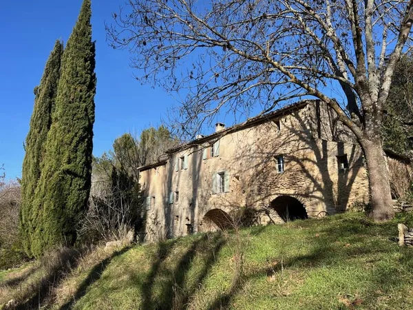 Hameau de caractère à vendre à Ménerbes dans un bel environnement avec 3 hectares en partie boisés a