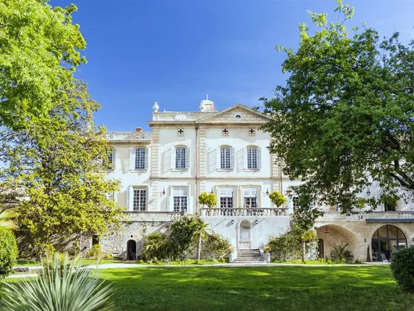 Château de Collias : Héritage Médieval, Luxe Contemporain