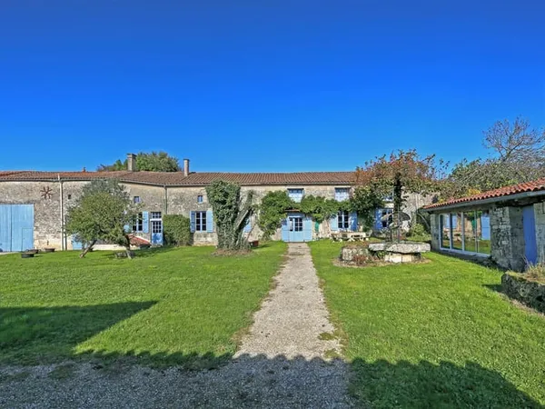 Impressionnante maison de campagne 4 réceptions, 7 chambres, village animé. 