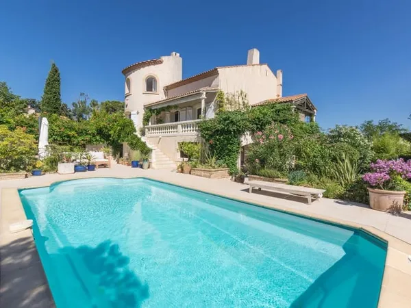 Villa T6 Avec 2300M² De Jardin 