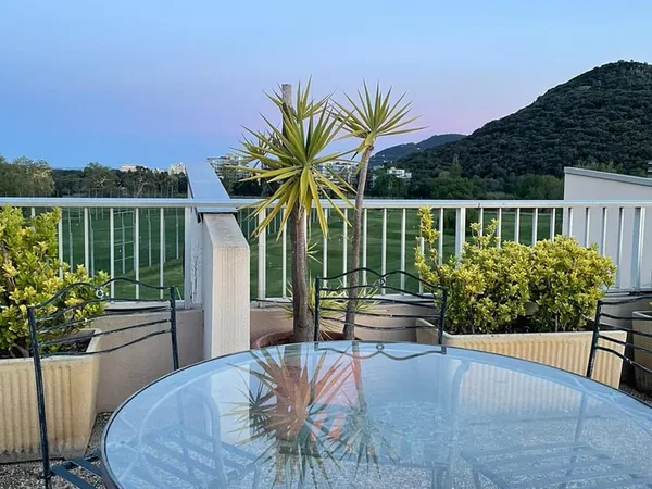 Appartement penthouse à deux étages avec une vue dégagée sur le parcours de golf de Cannes et la 