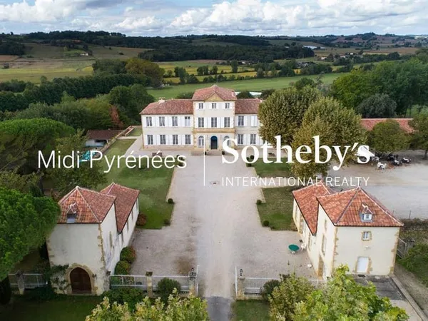 Beau château Xviii sur 70 hectares avec plans d'eau et 3.5 ha de 