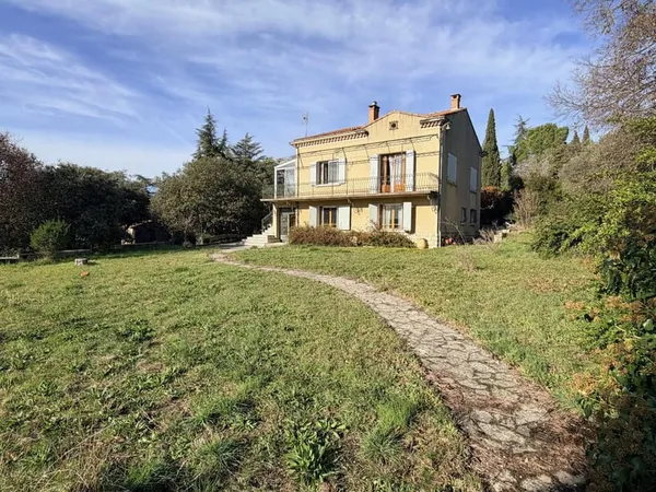 Exclusivité !à 2 pas du centre village ! 